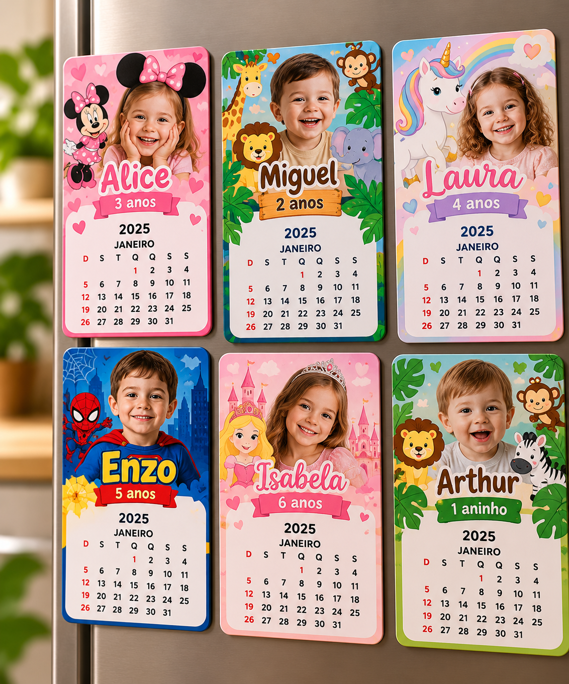 Calendários infantis personalizados com temas de festa e fotografias